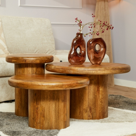 Salontafel Maya set van 3 in naturel mangohout in een lichte woonkamer