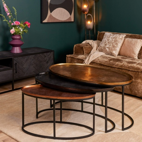 Salontafel Raley set van 3 ovale bronzen tafels in sfeervolle woonkamer
