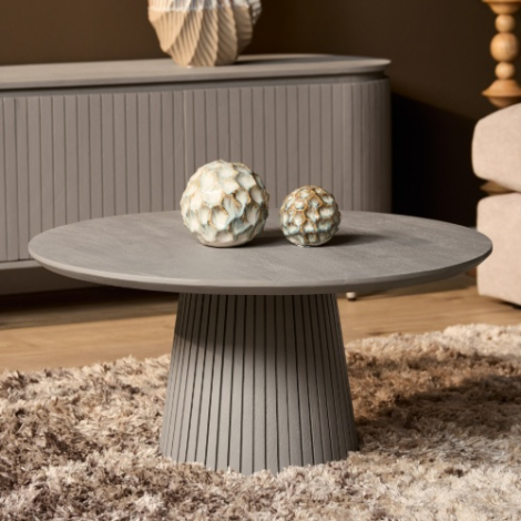 Ronde salontafel Solana taupe mangohout 80 cm sfeerbeeld in woonkamer