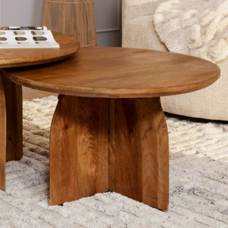 Salontafel Tense rond mangohout naturel 70 cm op vloerkleed in de woonkamer
