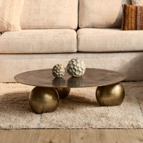 Ronde gouden salontafel Ziva 90 cm voor een beige bank in de woonkamer