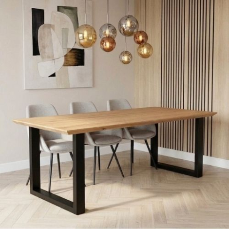 Eettafel gemaakt van eikenhout.