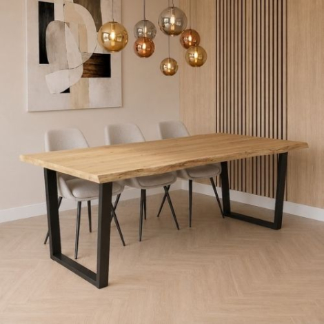 Boomstam eettafel eikenhout 200 cm met zwart trapezium onderstel, vooraanzicht
