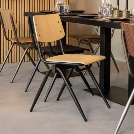 Stapelstoel Sven naturel houtlook met zwart frame