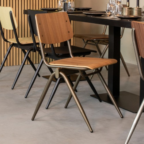 Stapelstoel Sven walnoot houtlook met goudkleurig frame