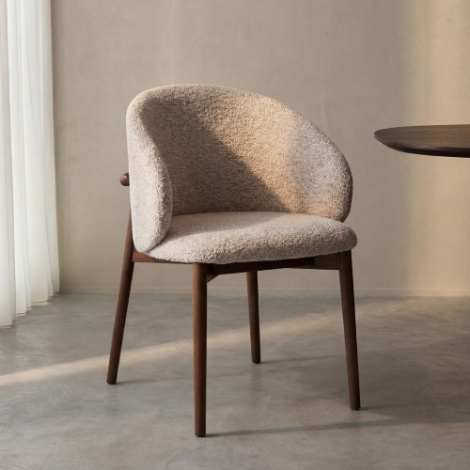 Eetkamerstoel Nikki beige met walnoot houten poten