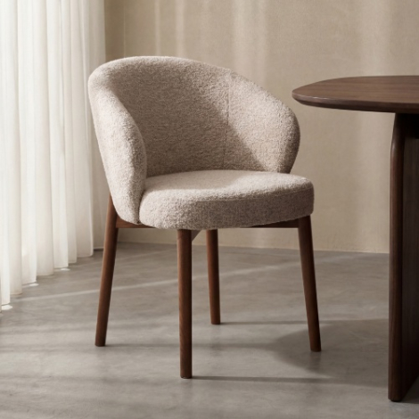 Eetkamerstoel Sophia beige met walnoot eikenhouten poten