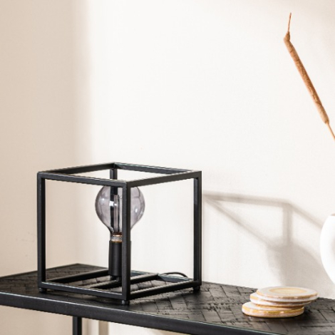 Zwarte metalen tafellamp T340 van 23 cm in sfeervolle woonkamer