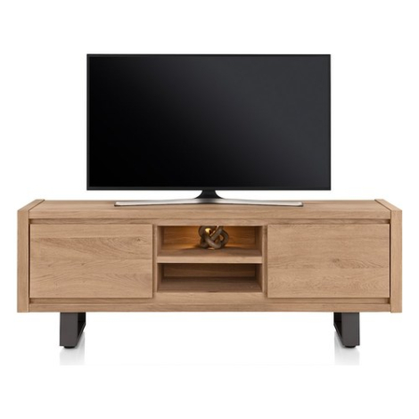 Tv meubel Bonaire 170 cm in eikenhout met greeploze kleppen en open nissen met ledverlichting, vooraanzicht met tv