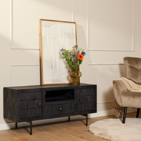 Zwart mangohouten tv-meubel Brandy 120 cm met blokkenpatroon in woonkamer