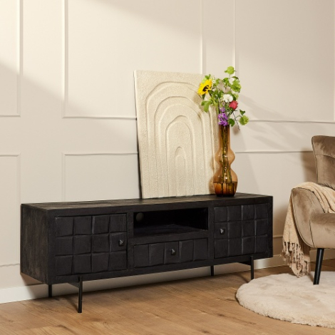 Zwart mangohouten tv-meubel Brandy 150 cm met blokkenpatroon in woonkamer