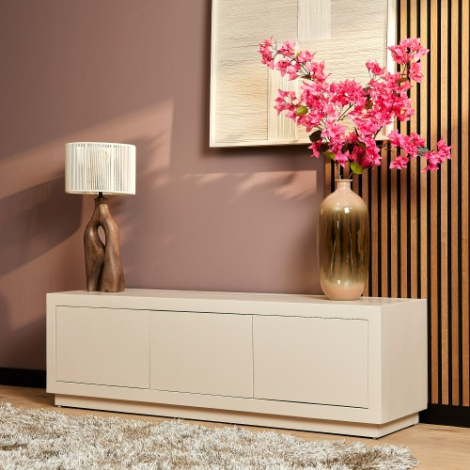 Tv meubel Brussel zandkleurig 150 cm in een woonkamer met houten lamellenwand