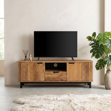 Tv meubel Max 160 cm mangohout - vooraanzicht in de woonkamer