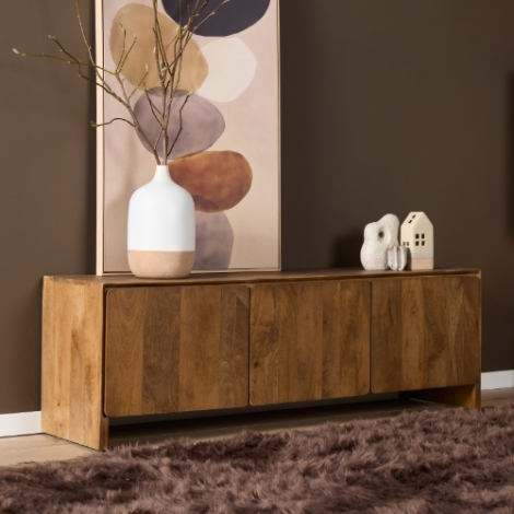 Tv meubel Tense 150 cm van naturel mangohout in een warme woonkamer