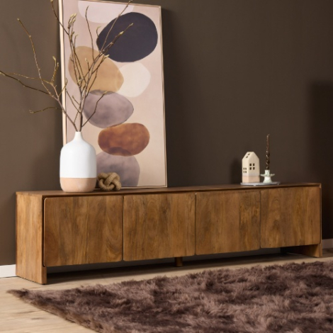 Tv meubel Tense 200 cm van naturel mangohout in een warme woonkamer