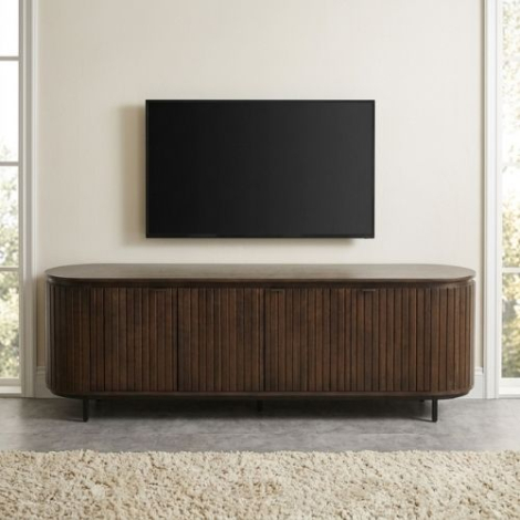 Tv-meubel van walnoot met ronde hoeken, 210 cm, onder een wandgemonteerde televisie in een woonkamer