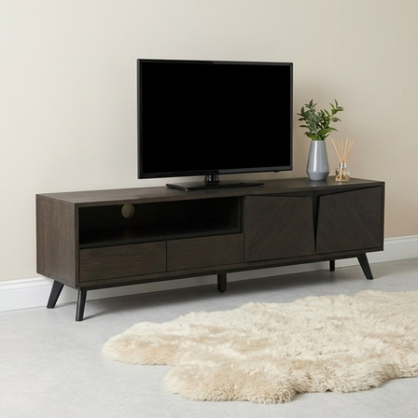 Zwart Nora tv-meubel van 180 cm met twee deuren en twee lades in een woonkamer
