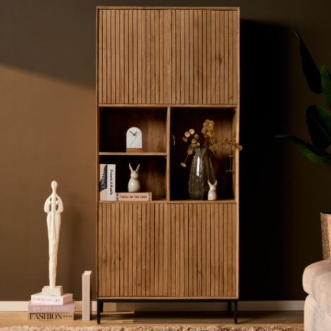 Vakkenkast Madison naturel mangohout 90 cm in sfeervolle woonkamer