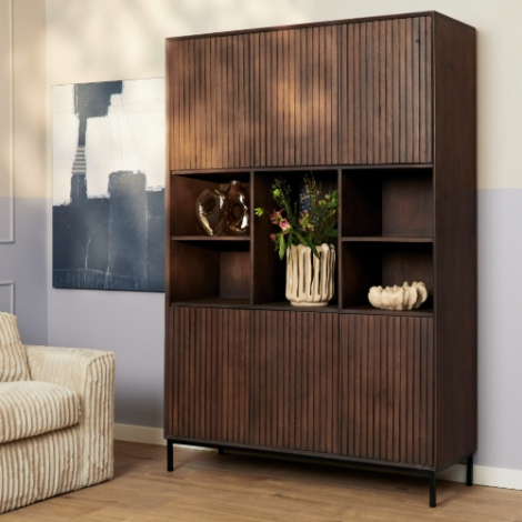Vakkenkast Madison XL bruin mangohout 135 cm in sfeervolle woonkamer