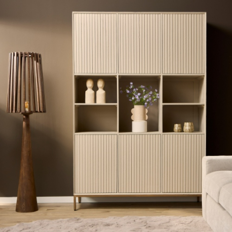 Vakkenkast Madison XL zand mangohout 135 cm sfeerbeeld in woonkamer