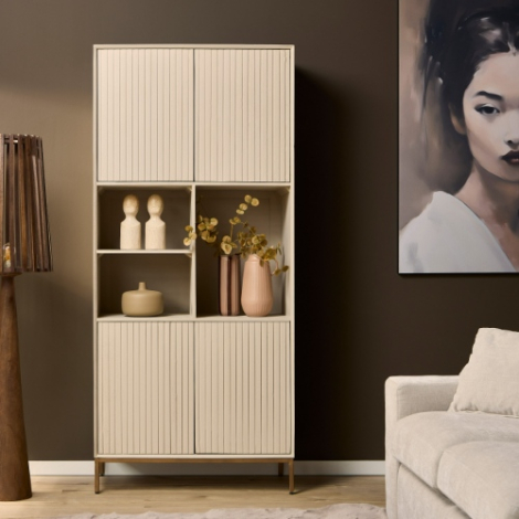 Vakkenkast Madison zand mangohout 90 cm sfeerbeeld in woonkamer