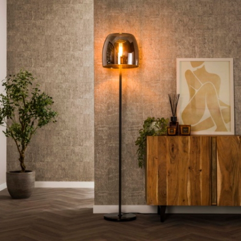 Vloerlamp met smoke glazen kap Mara zwart - sfeerfoto
