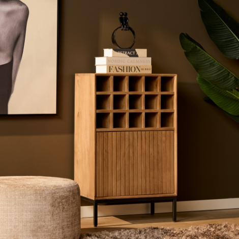 Wijnkast Madison naturel mangohout 55 cm sfeerbeeld in het interieur