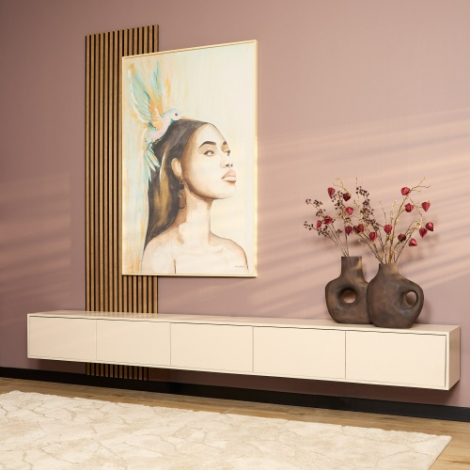 Zwevend tv meubel Vision zand mangohout 280 cm aan de wand in de woonkamer