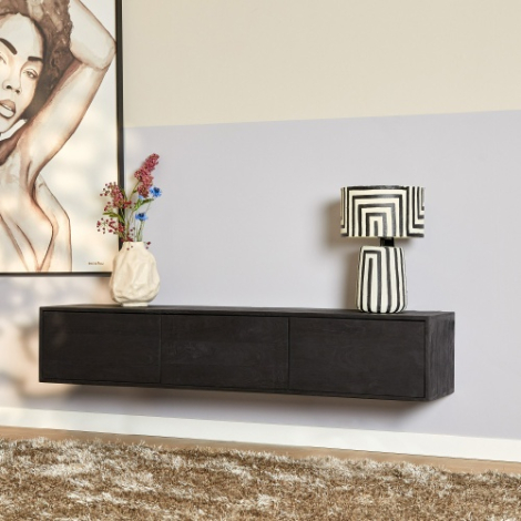 Zwevend tv meubel Vision zwart mangohout 160 cm aan de wand in de woonkamer