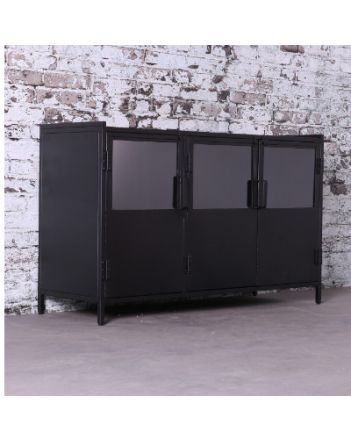 Dressoir industrieel van zwart metaal. 130 cm breed met drie glazen deuren.