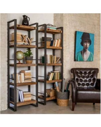 Industriële boekenkast gemaakt van acaciahout gecombineerd met een stalen frame en de kast bevat vijf planken. 