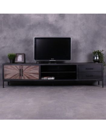 Tv meubel gemaakt van zwart mangohout in combinatie met zwart staal.
