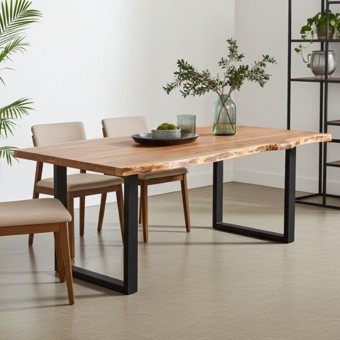 Boomstam eettafel gemaakt van acaciahout met onderstel van zwart staal.