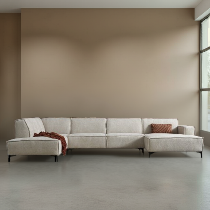 Sfeerafbeelding River in beige met ottoman en chaise longue.