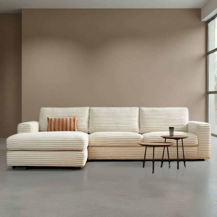 Hoekbank in ribstof en in de kleur beige. 