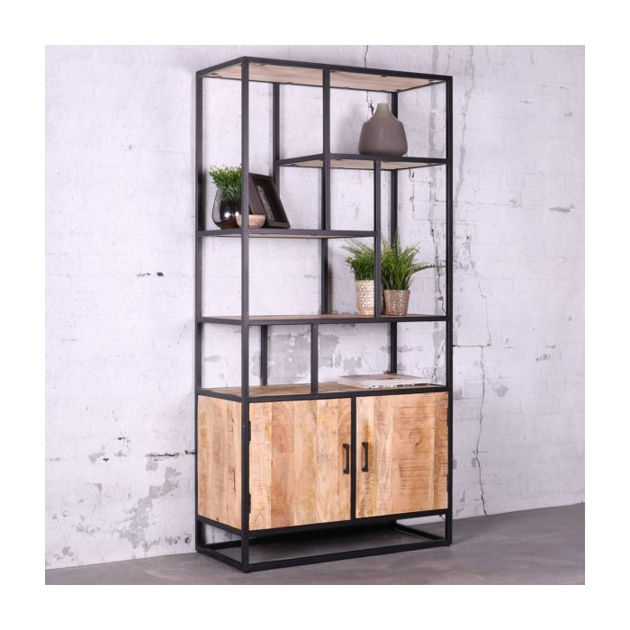 Mangohouten kast industrieel met twee deurtjes.