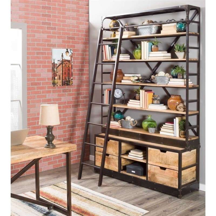 Boekenkast met laddertje van mangohout gecombineerd met staal. Boekenkast heeft vier lades, twee kleine open vakken en vijf planken.