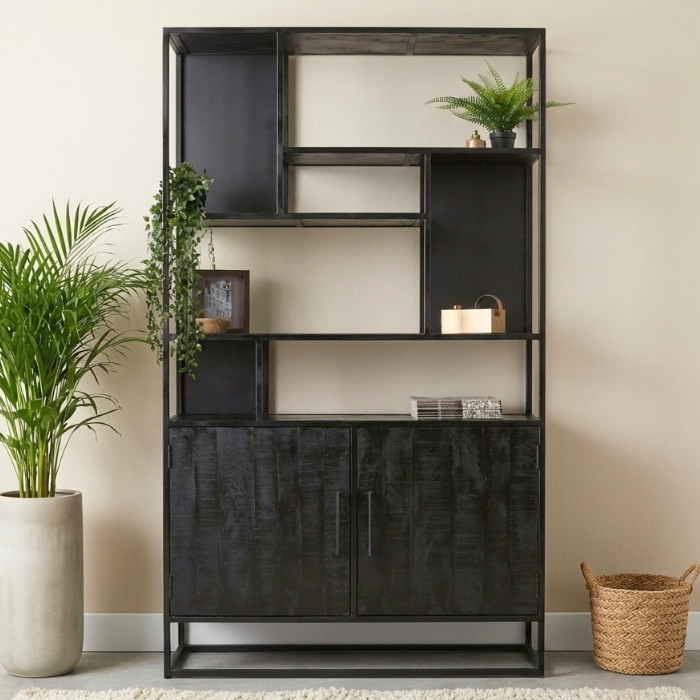 Boekenkast zwart van hout en metaal