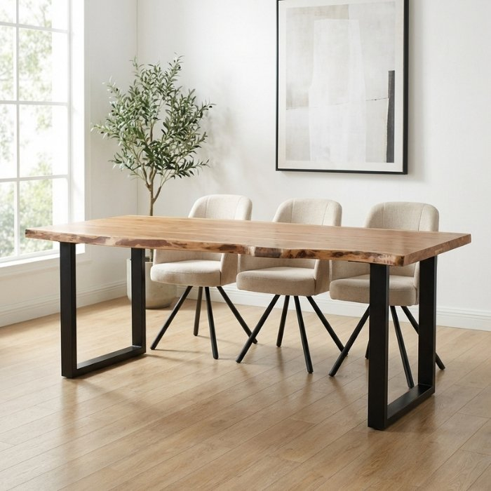 Houten boomstamtafel van 220 cm met strak zwart U-frame.