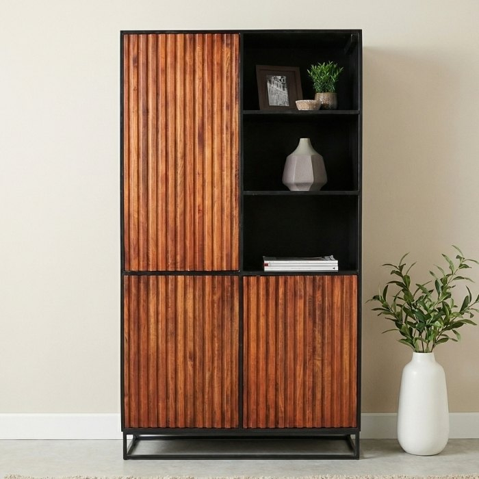 Wandkast bruin met drie deuren en open vakken.