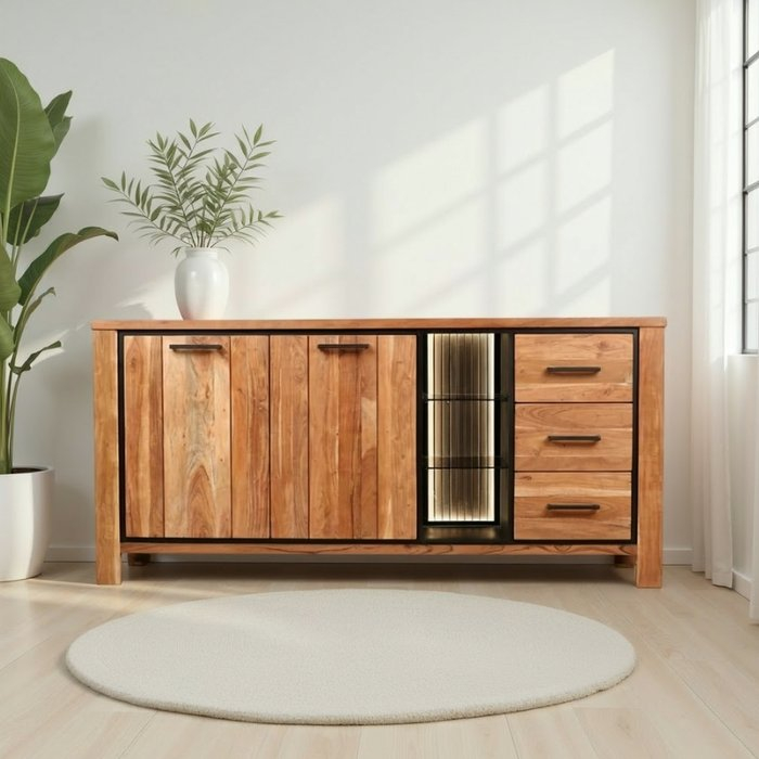 Dressoir hout 170 cm breed met twee deuren en drie lades.