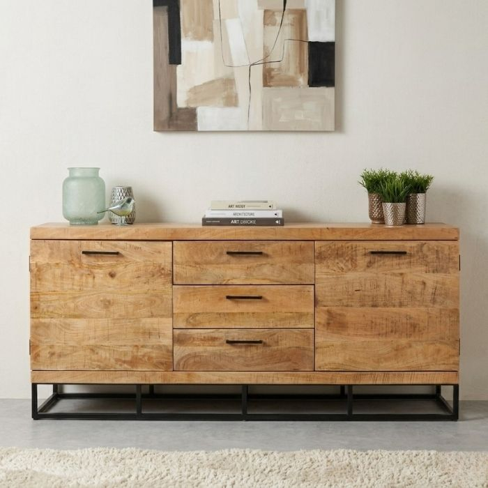 Dressoir van mangohout en zwarte metalen details. 