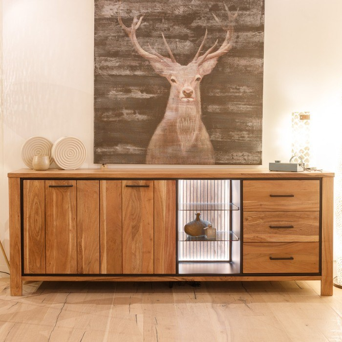 Houten dressoir van acaciahout en verlichting.