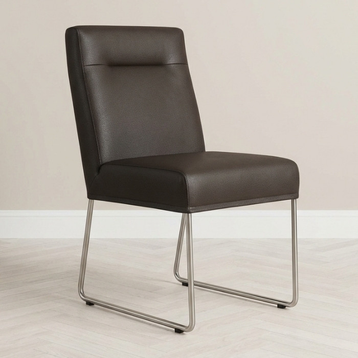 Eetkamerstoel bruin met comfortabele rugleuning