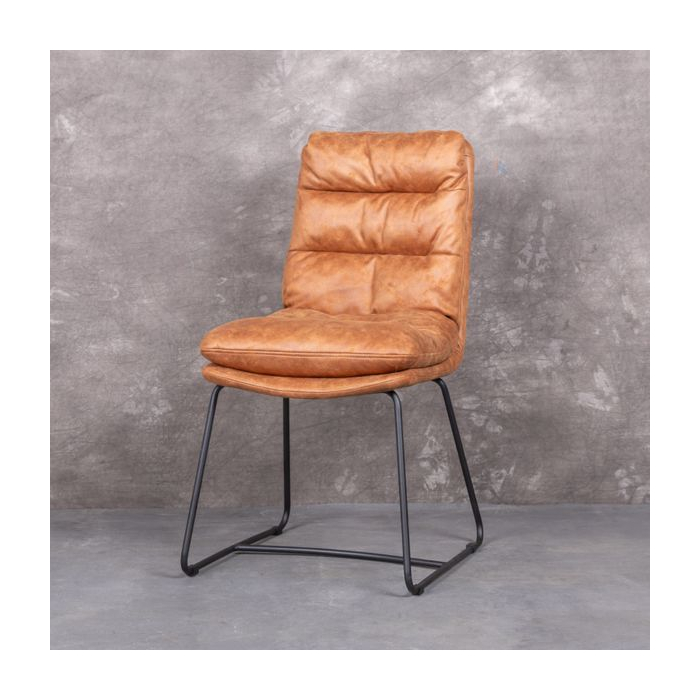 Cognac eetkamerstoel met onderstel van zwart staal.