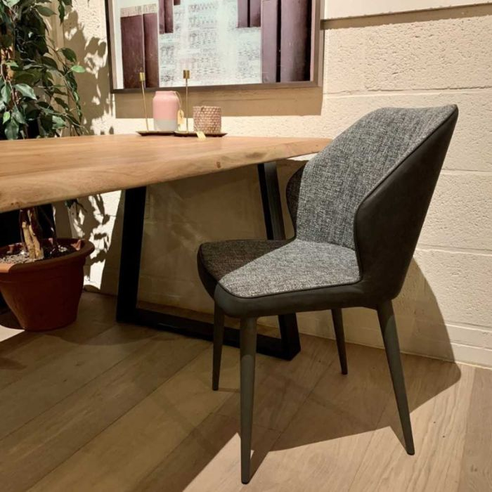 Grijze stoffen eetkamerstoel met lederlook en metalen poten