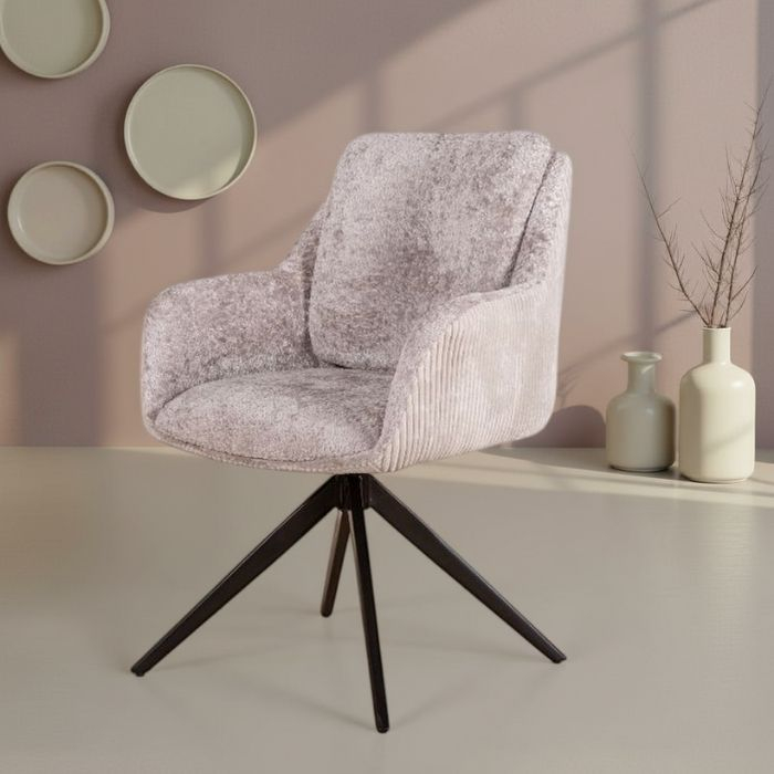 Sfeerafbeelding eetkamerstoel in ribstof, armleuning en draaibaar. 