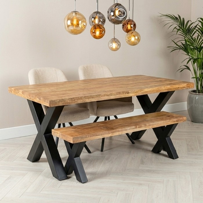 Eettafel en bankje van mangohout