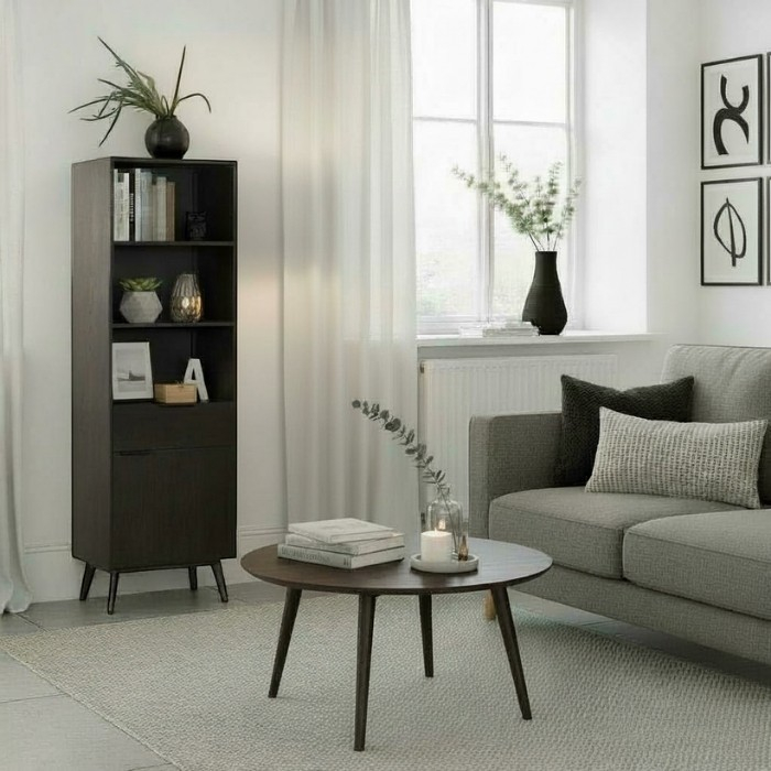 Sfeerafbeelding boekenkast zwart. 