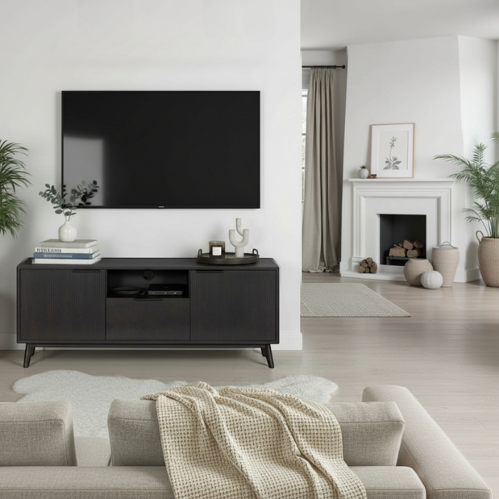 Sfeerafbeelding tv meubel zwart van eikenhout en 150 cm breed. 